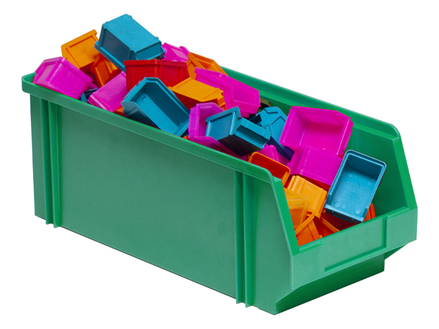 Caja plástico apilable con abertura frontal.